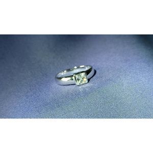 Swarovski Elements - Size 8 - Silver tone ring as pictured